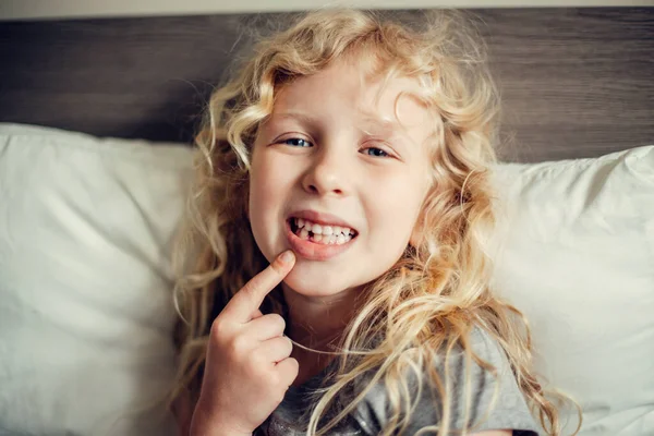 Schattig Blank Blond Meisje Die Haar Vermiste Tand Mond Laat — Stockfoto