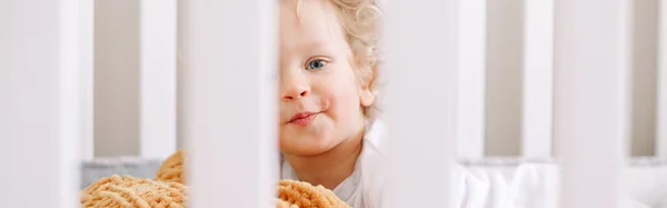 Lindo Bebé Adorable Niño Mintiendo Cuna Casa Divertido Niño Encantador —  Fotos de Stock