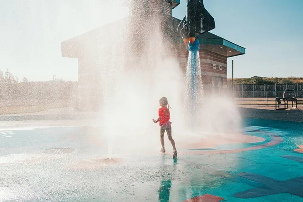 Gadis Lucu Kaukasia Lucu Bermain Tempat Bermain Splash Pad Pada — Stok Foto