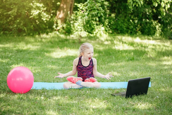 Angry Mad Girl Child Doing Sport Workout Outdoors Online Video — Stock Photo, Image