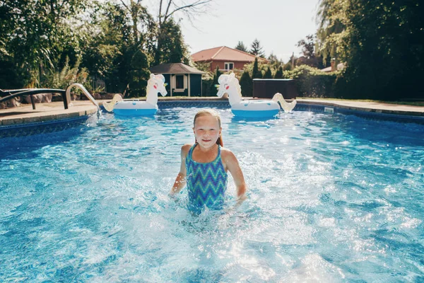 Menina Adorável Bonito Nadando Piscina Casa Quintal Criança Gosta Divertir — Fotografia de Stock