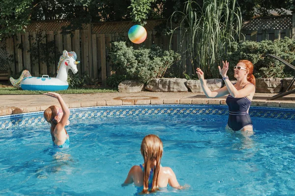 Mère Jouant Ballon Avec Des Filles Enfants Dans Piscine Sur — Photo