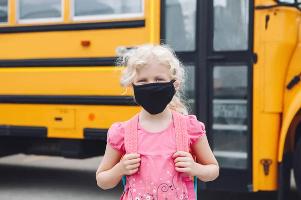 Ευτυχισμένος Μαθητής Κορίτσι Ύφασμα Μάσκα Προσώπου Κίτρινο Σχολικό Λεωφορείο Εξωτερικούς — Φωτογραφία Αρχείου