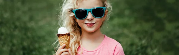 Gadis Lucu Yang Menggemaskan Dengan Kacamata Hitam Dengan Hidung Kotor — Stok Foto