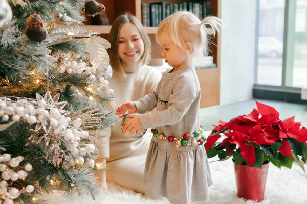 Selamat Kaukasia Ibu Dengan Bayi Perempuan Menghias Pohon Natal Dengan — Stok Foto