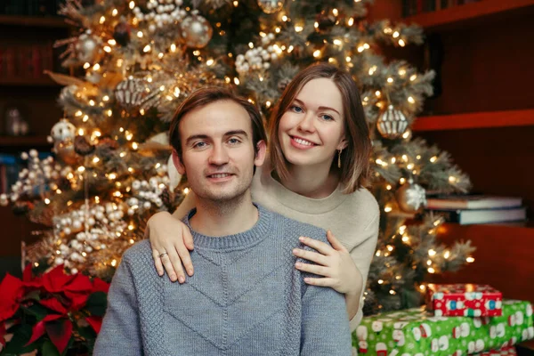 Άνδρας Και Γυναίκα Γιορτάζουν Χριστούγεννα Την Πρωτοχρονιά Μαζί Νεαρό Ζευγάρι — Φωτογραφία Αρχείου