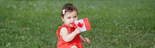 Ragazza Caucasica Bambino Abito Rosso Sventola Bandiera Canadese Nel Parco — Foto Stock