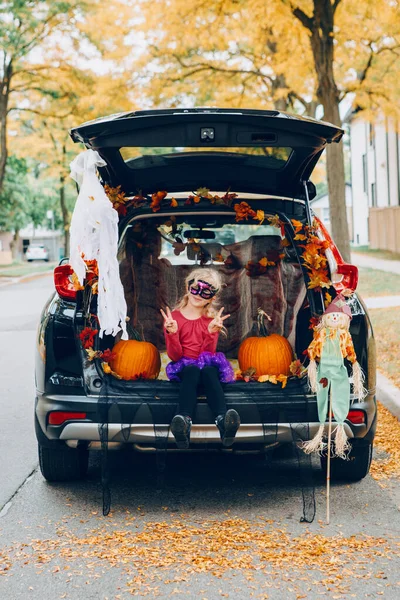 Truco Baúl Niña Celebrando Halloween Maletero Del Coche Niño Con —  Fotos de Stock