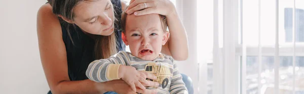 Madre Abrazando Pacificando Triste Disgusto Llorando Niño Familia Joven Mamá — Foto de Stock