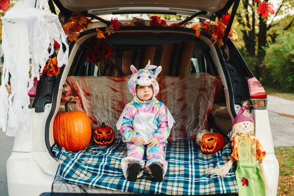 Sztuczka Albo Kufer Smutne Zdenerwowane Dziecko Kostiumie Jednorożca Świętujące Halloween — Zdjęcie stockowe