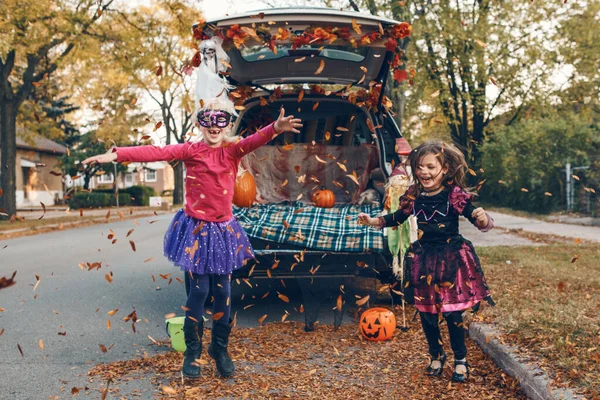 Hile Bagaj Çocukların Kız Kardeşleri Cadılar Bayramı Bir Arabanın Bagajında — Stok fotoğraf