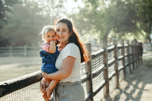 Día Las Madres Joven Sonriente Madre Niña Caucásica Hija Pequeña — Foto de Stock