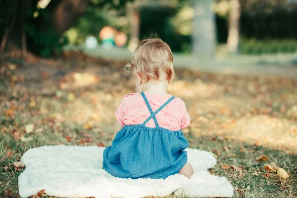 Parkta Yerde Oturan Üzgün Üzgün Bir Bebek Çocuk Gücendi Üzgün — Stok fotoğraf