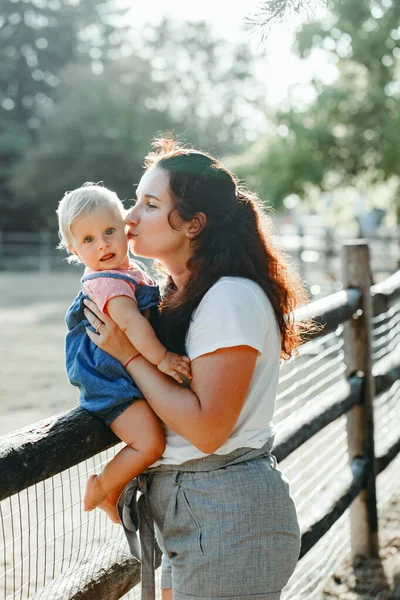 Día Las Madres Joven Sonriente Madre Niña Caucásica Hija Pequeña — Foto de Stock