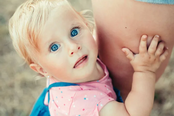 Menina Branca Loira Bonito Com Olhos Azuis Segurando Mãe Olhando — Fotografia de Stock