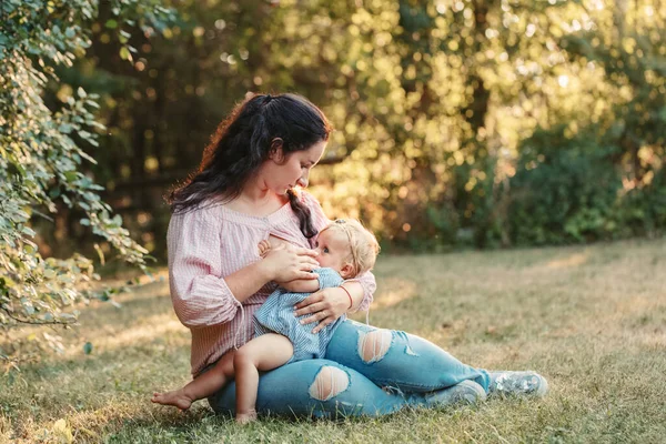 Ibu Muda Kaukasia Menyusui Bayi Taman Luar Kesehatan Anak Anak — Stok Foto