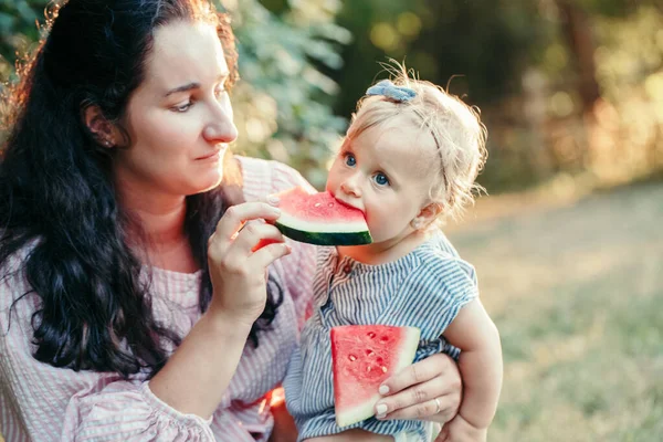 Ibu Muda Kaukasia Dengan Bayi Perempuan Makan Semangka Makanan Jari — Stok Foto