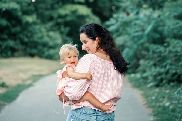Ibu Hari Libur Seorang Ibu Muda Yang Tersenyum Sambil Menggendong — Stok Foto