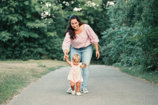 Primeros Pasos Del Bebé Linda Niña Aprendiendo Caminar Sosteniendo Mano — Foto de Stock