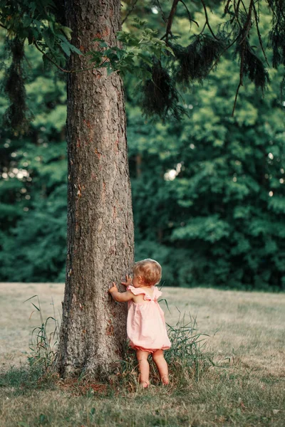 Schattig Baby Meisje Een Jaar Oud Roze Jurk Staan Bij — Stockfoto