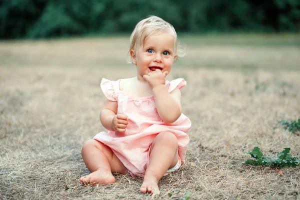 Glimlachend Nieuwsgierig Verrast Kaukasisch Gelukkig Baby Meisje Roze Jurk Romper — Stockfoto
