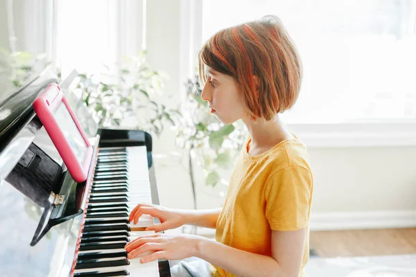 Hemundervisning För Barn Flicka Lära Sig Spela Piano Virtuell Online — Stockfoto