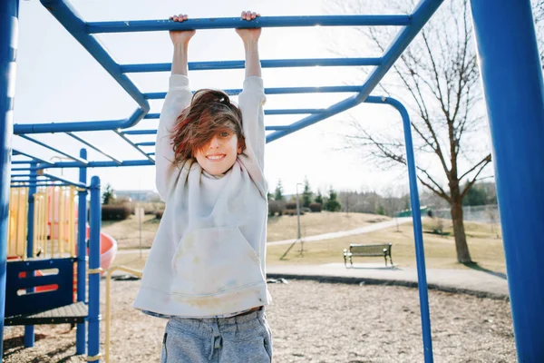 Parktaki Çocuk Parkında Maymun Parmaklıklarında Asılı Mutlu Beyaz Kız Çocuklar — Stok fotoğraf