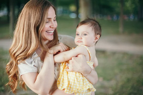 นแม มตอนกลางว และล กสาวว ดเด นสาวผ วขาวเล นในสวนสาธารณะ กอดเด กทารกในว — ภาพถ่ายสต็อก
