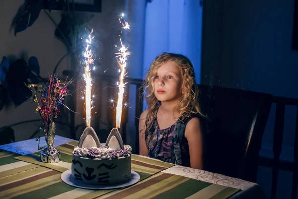 Menina Loira Engraçada Bonito Soprando Velas Bolo Aniversário Quarto Escuro — Fotografia de Stock