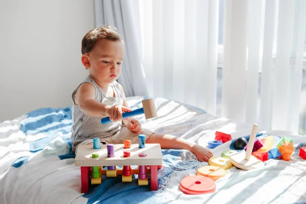 Bayi Balita Yang Lucu Bermain Dengan Mainan Multicolor Menggedor Bangku — Stok Foto