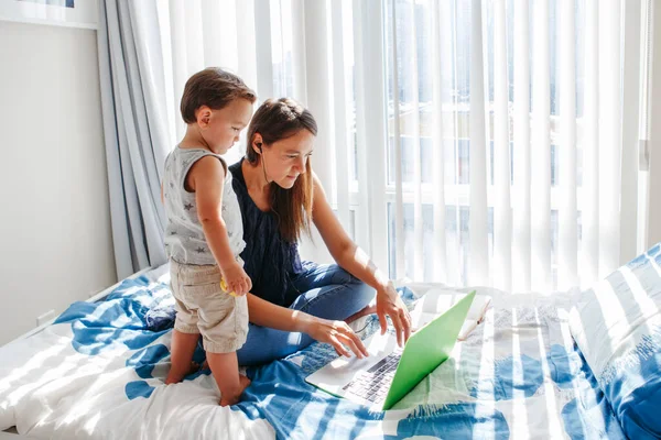 Bekerja Dari Rumah Dengan Anak Anak Ibu Sibuk Mengerjakan Laptop — Stok Foto