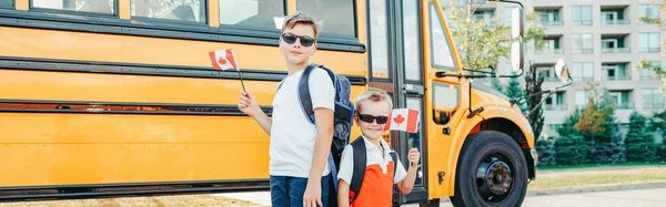 Okula Dönelim Kanada Bayrağı Sallayan Mutlu Beyaz Çocuklar Çocuklar Sarı — Stok fotoğraf