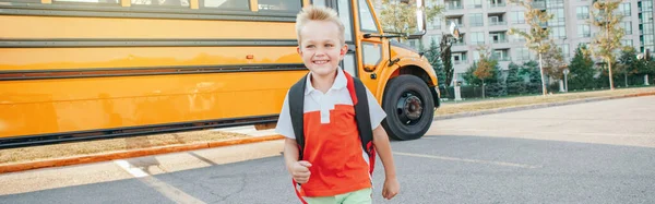 Happy Caucasian Boy Siswa Berjalan Dengan Bus Kuning Pada Hari — Stok Foto