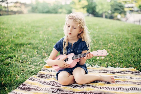Aranyos Szőke Lány Rózsaszín Gitáros Játékkal Szabadban Gyerek Zenél Énekel — Stock Fotó