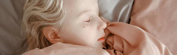 Close Menina Caucasiana Criança Dormindo Sonhando Cama Casa Dormir Criança — Fotografia de Stock