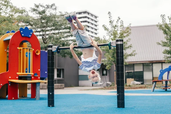Happy Sorrindo Jovem Exercitando Crianças Pull Ups Bar Livre Parque — Fotografia de Stock