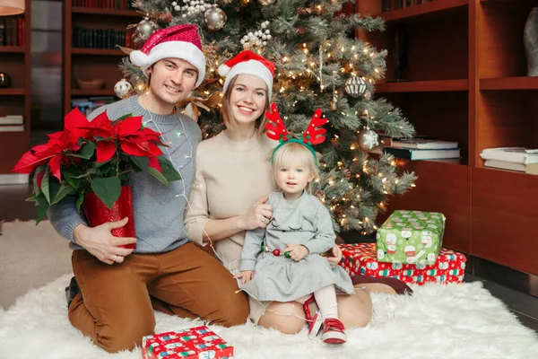 Keluarga Bahagia Merayakan Natal Atau Liburan Musim Dingin Tahun Baru — Stok Foto