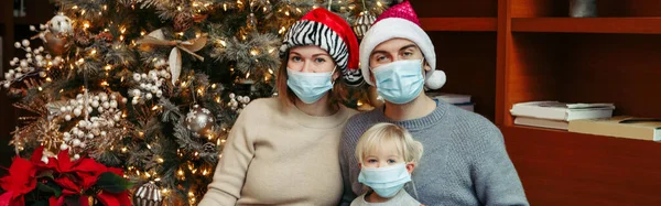 Madre Padre Niña Con Sombreros Santa Claus Mascarillas Celebrando Las — Foto de Stock