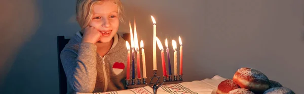 Flicka Tända Ljus Menorah För Traditionell Vinter Judisk Hanukkah Semester — Stockfoto