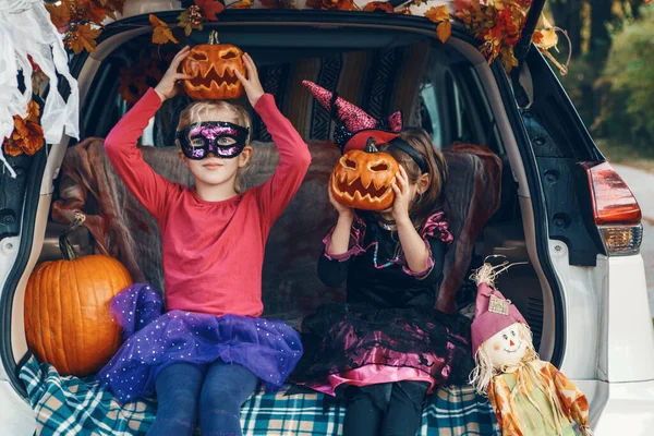 Een Truc Een Koffer Kinderen Broers Zussen Vieren Halloween Kofferbak — Stockfoto