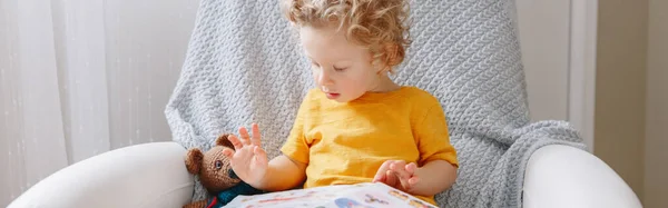 Netter Kleiner Junge Der Kinderzimmer Sitzt Und Ein Buch Liest — Stockfoto
