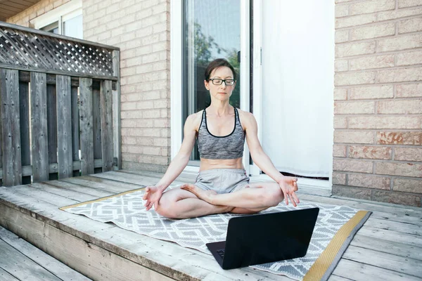 Middle Age Caucasian Woman Practising Yoga Backyard Online Video Sport — Stock Photo, Image