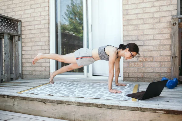 Middle Age Caucasian Woman Doing Push Ups Exercises Home Backyard — Stock Photo, Image