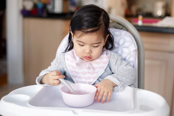 Søt Asiatisk Jente Som Sitter Høye Stoler Spiser Suppe Med – stockfoto