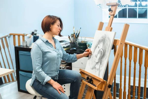 Kreativ Hobbysysselsättning Vit Kvinna Konstnär Ritningporträtt Med Penna Duk Hemma — Stockfoto