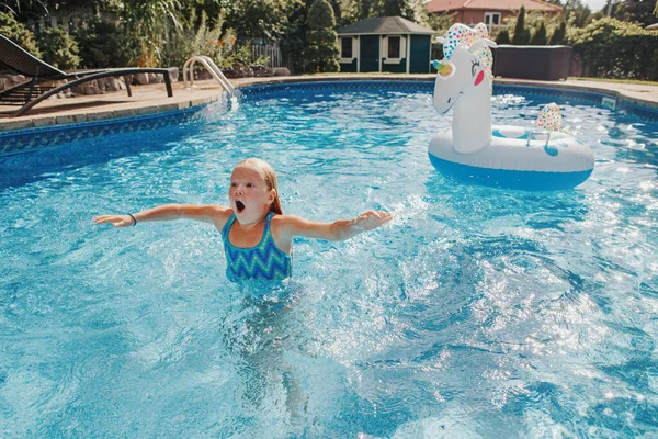 Menina Engraçada Bonito Nadando Espirrando Piscina Quintal Casa Criança Gosta — Fotografia de Stock