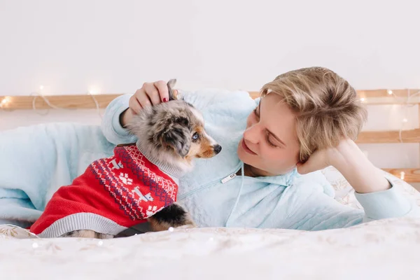 Ung Vit Kvinna Med Kort Hår Liggande Sängen Med Söt — Stockfoto