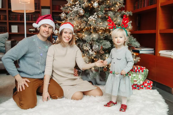 นหย ดฤด หนาวก บครอบคร มแม คนขาวและพ อในหมวกซานต บเด กสาวโดยการตกแต นคร — ภาพถ่ายสต็อก