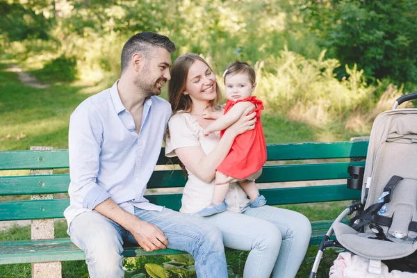 Liburan Keluarga Yang Menyenangkan Orang Tua Muda Kaukasia Tersenyum Ibu — Stok Foto