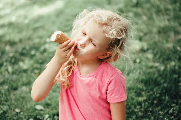 Χαριτωμένο Αστείο Αξιολάτρευτο Κορίτσι Μακριά Χάλια Ξανθά Μαλλιά Τρώει Γλείψιμο — Φωτογραφία Αρχείου